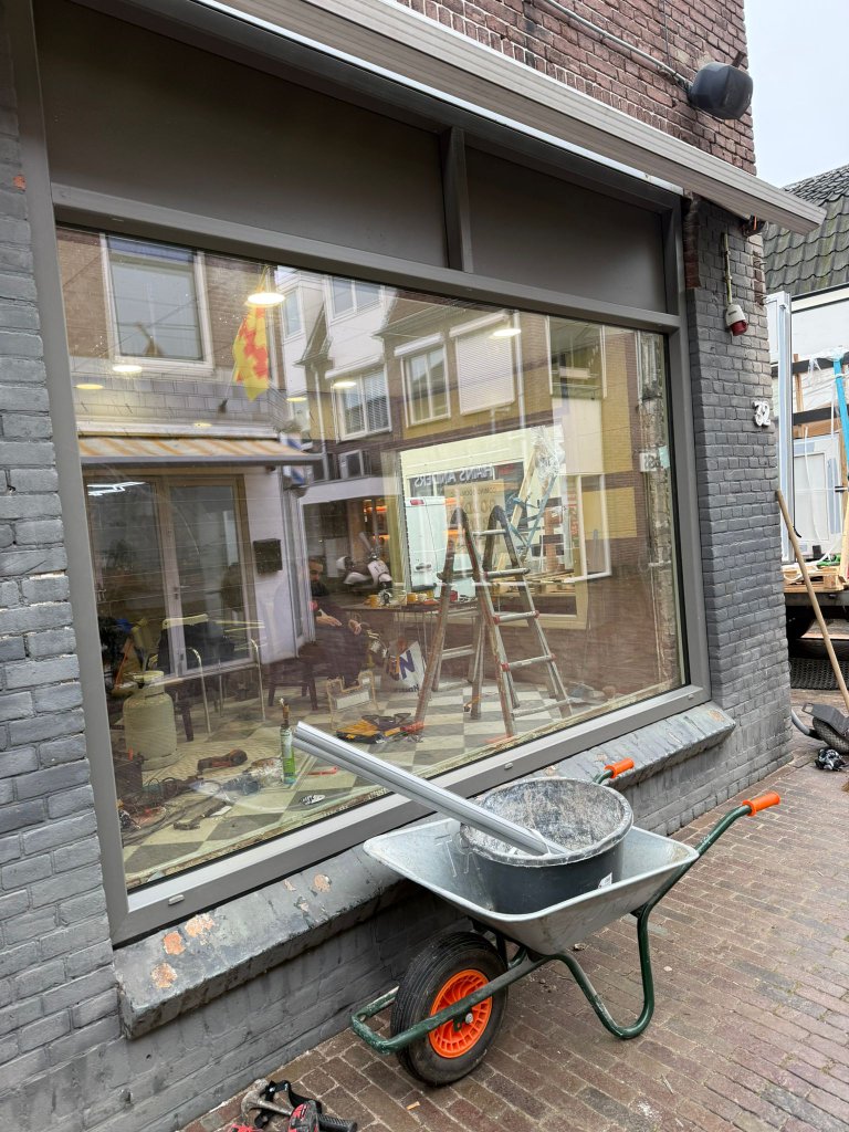 Kozijnrenovatie winkelruimte – antraciet